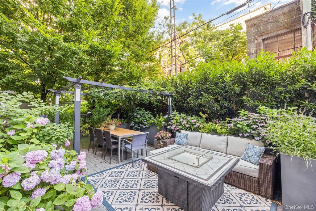 5-49 Borden Avenue 2B, Long Island City, NY 11101