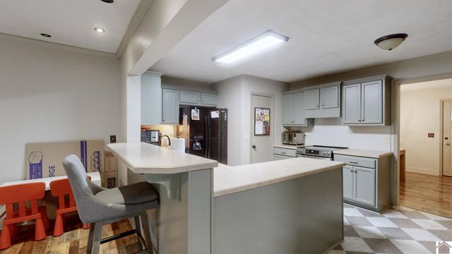 1498 Clayshire, Murray, KY 42071