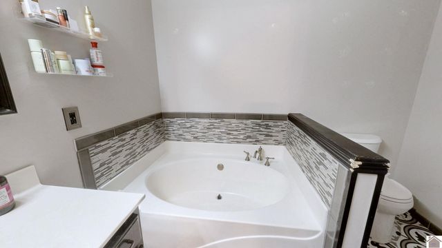 1498 Clayshire, Murray, KY 42071