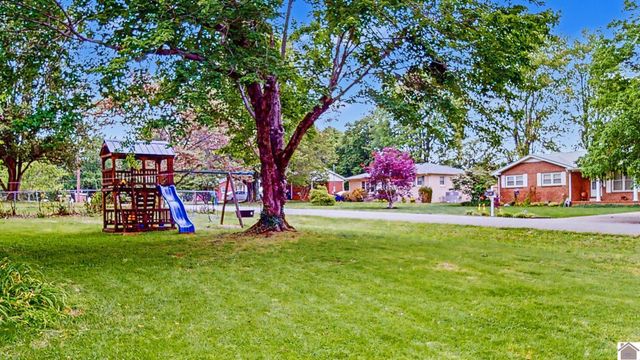 1498 Clayshire, Murray, KY 42071