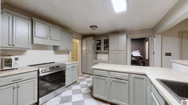 1498 Clayshire, Murray, KY 42071