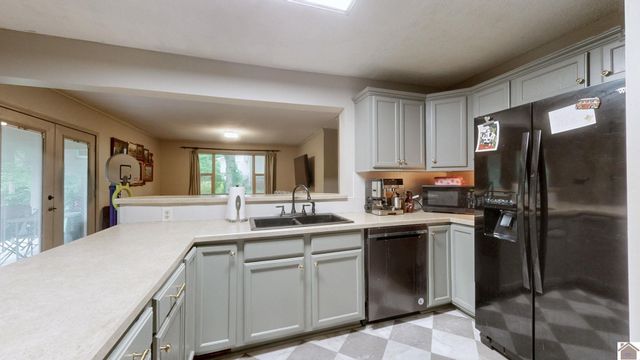 1498 Clayshire, Murray, KY 42071