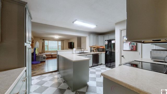1498 Clayshire, Murray, KY 42071