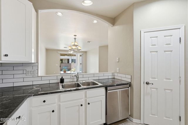 525 W Deerview Court, Green Valley, AZ 85614
