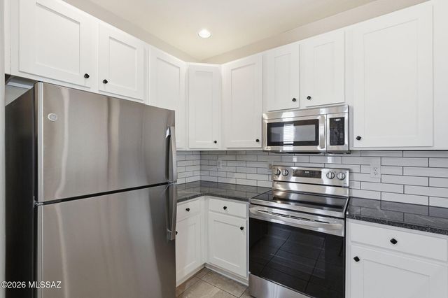 525 W Deerview Court, Green Valley, AZ 85614
