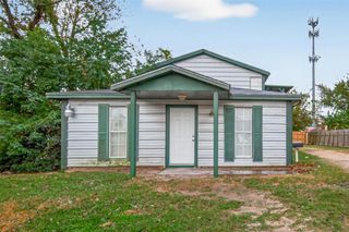 105 Clear Lake Road A, Highlands, TX 77562