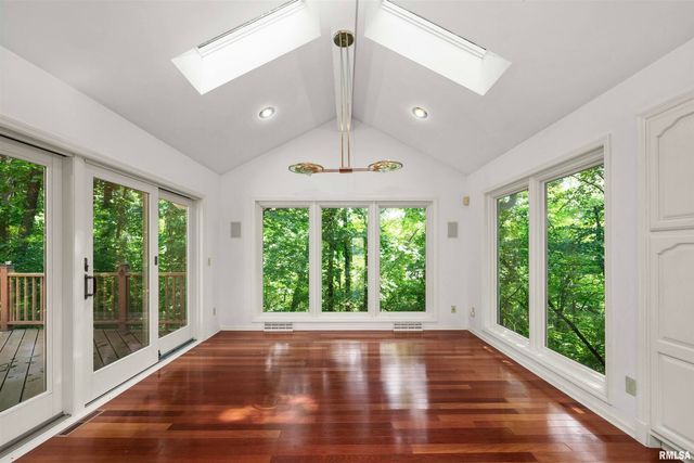 5 White Oak Court, Moline, IL 61265