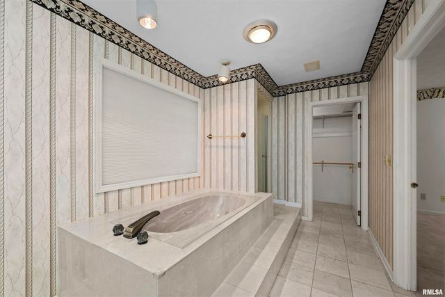 5 White Oak Court, Moline, IL 61265