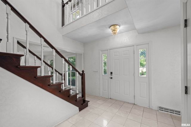 5 White Oak Court, Moline, IL 61265