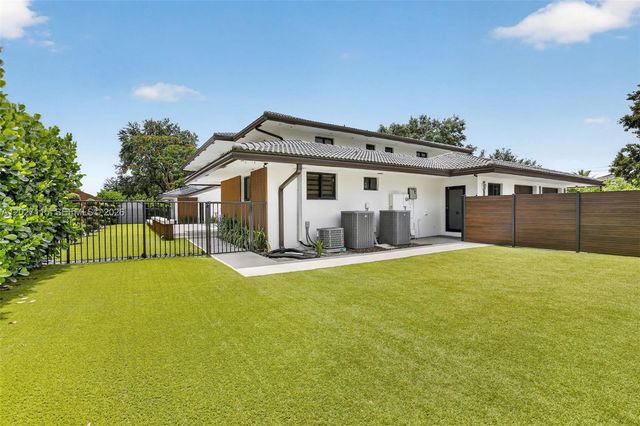 12111 NW 5th Court, Plantation, FL 33325