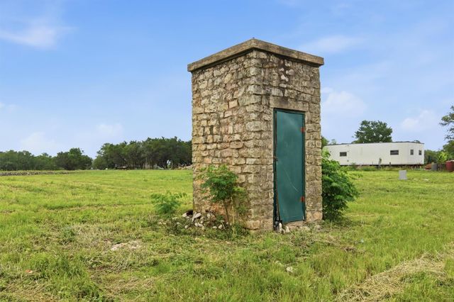 704 Fm 2657, Briggs, TX 78608