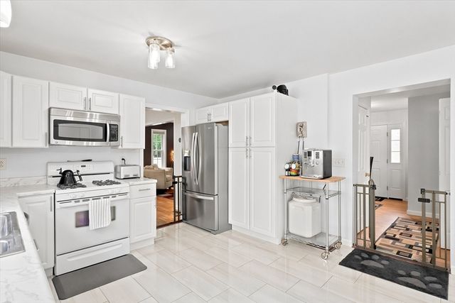 18 Rosegate Rd, Needham, MA 02494
