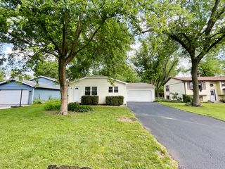 9 Sunshine Avenue, Third Lake, IL 60030