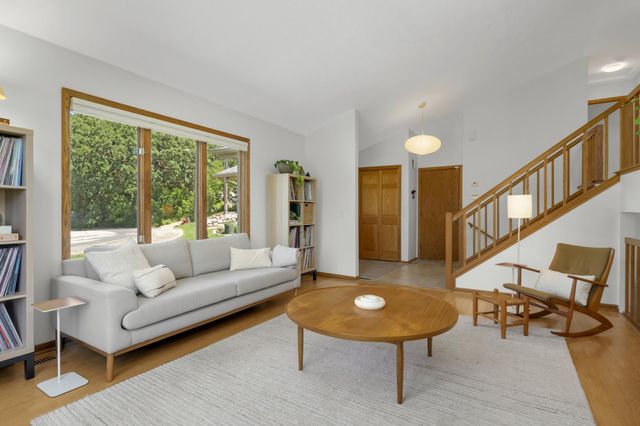 8713 Lakeview Circle, Bloomington, MN 55438
