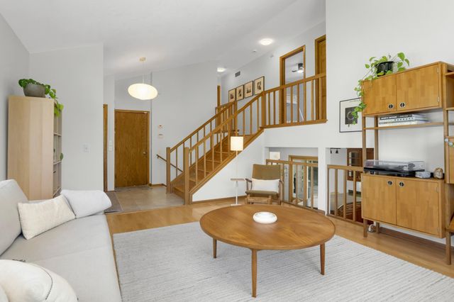 8713 Lakeview Circle, Bloomington, MN 55438