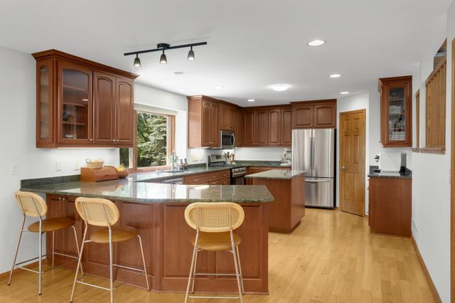 8713 Lakeview Circle, Bloomington, MN 55438