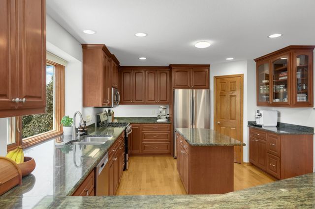8713 Lakeview Circle, Bloomington, MN 55438
