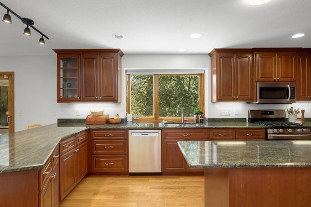 8713 Lakeview Circle, Bloomington, MN 55438