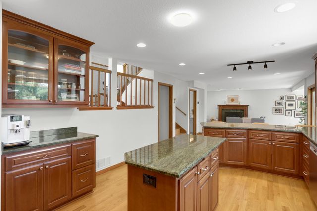 8713 Lakeview Circle, Bloomington, MN 55438