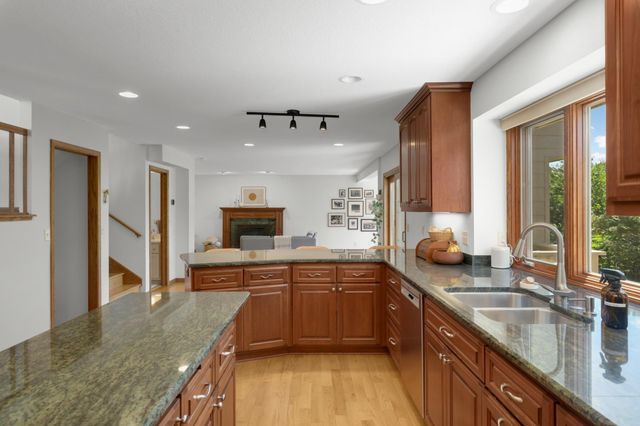 8713 Lakeview Circle, Bloomington, MN 55438