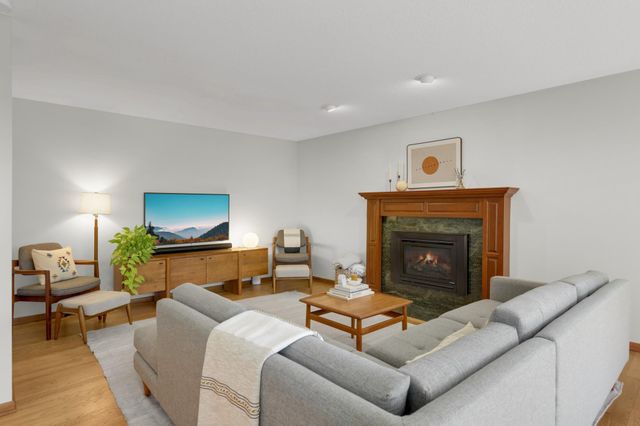 8713 Lakeview Circle, Bloomington, MN 55438