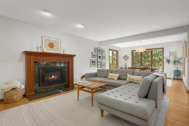 8713 Lakeview Circle, Bloomington, MN 55438