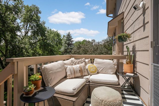 8713 Lakeview Circle, Bloomington, MN 55438