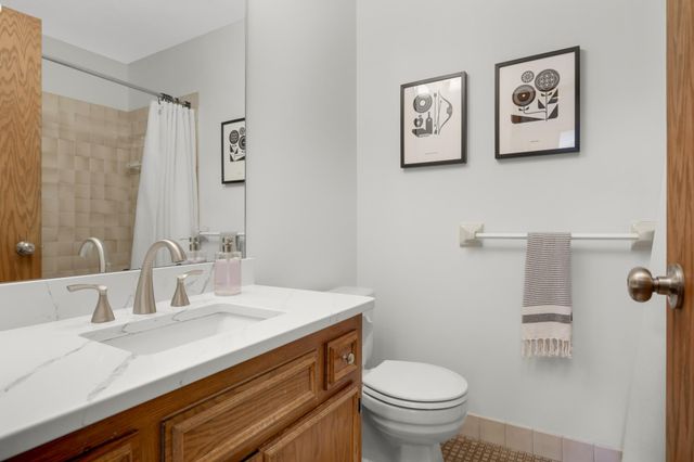 8713 Lakeview Circle, Bloomington, MN 55438