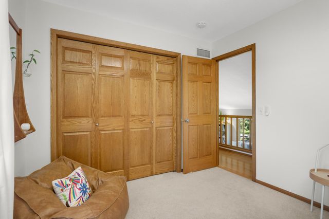 8713 Lakeview Circle, Bloomington, MN 55438