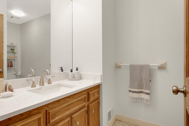 8713 Lakeview Circle, Bloomington, MN 55438