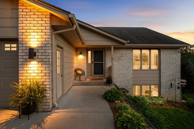 8713 Lakeview Circle, Bloomington, MN 55438