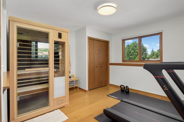 8713 Lakeview Circle, Bloomington, MN 55438