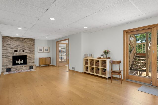 8713 Lakeview Circle, Bloomington, MN 55438