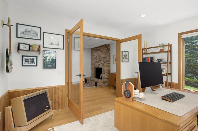 8713 Lakeview Circle, Bloomington, MN 55438