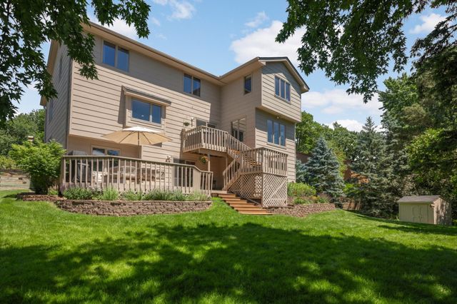 8713 Lakeview Circle, Bloomington, MN 55438