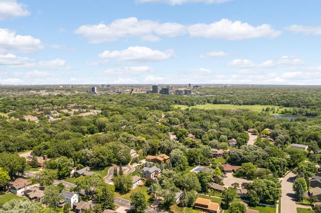 8713 Lakeview Circle, Bloomington, MN 55438
