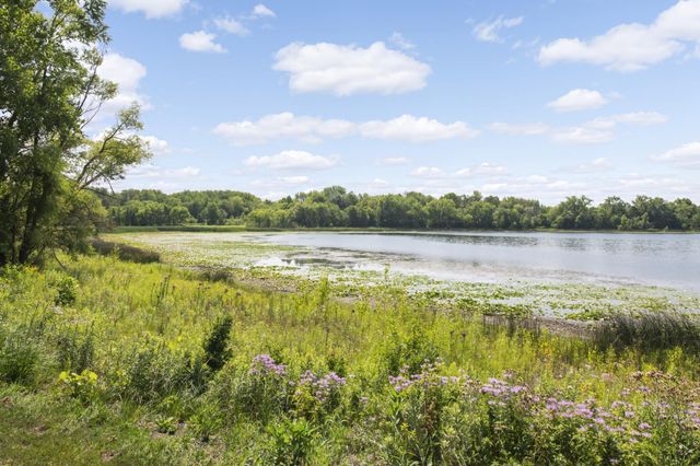 8713 Lakeview Circle, Bloomington, MN 55438