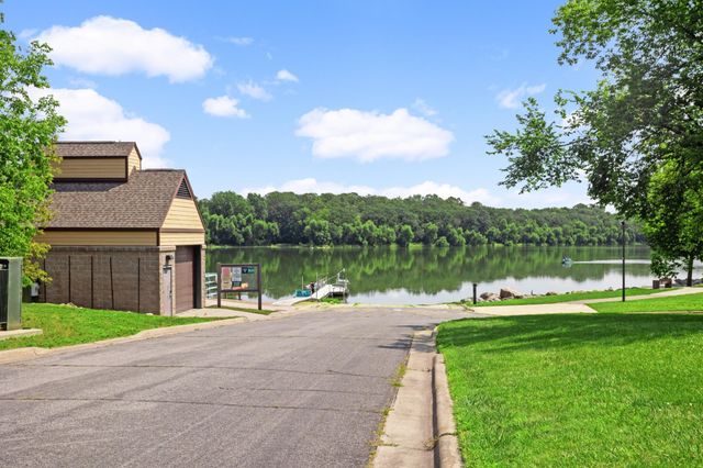 8713 Lakeview Circle, Bloomington, MN 55438