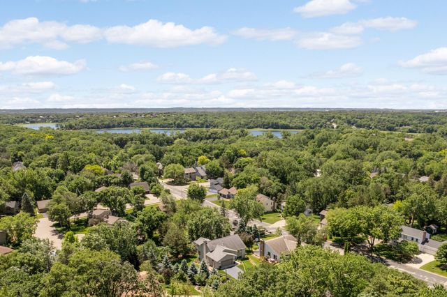 8713 Lakeview Circle, Bloomington, MN 55438