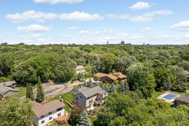 8713 Lakeview Circle, Bloomington, MN 55438
