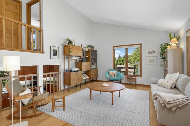 8713 Lakeview Circle, Bloomington, MN 55438