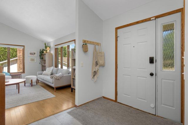 8713 Lakeview Circle, Bloomington, MN 55438