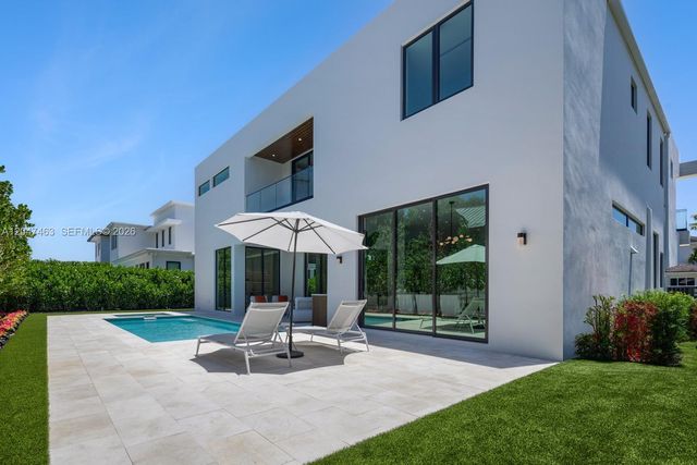 1051 NE 2nd Ter, Boca Raton, FL 33432