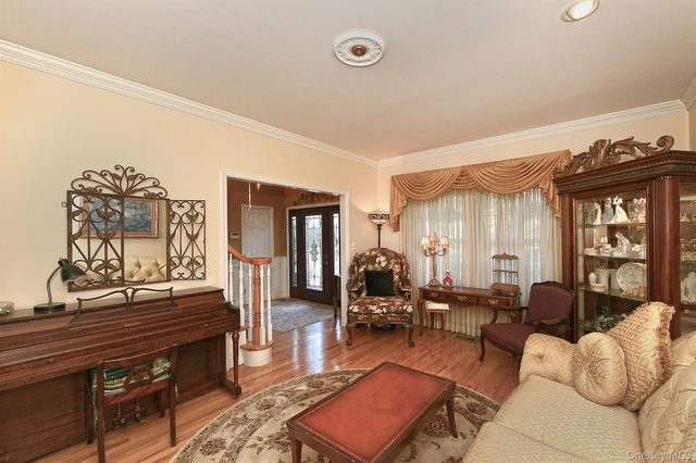 7 Ona Avenue, Dix Hills, NY 11746