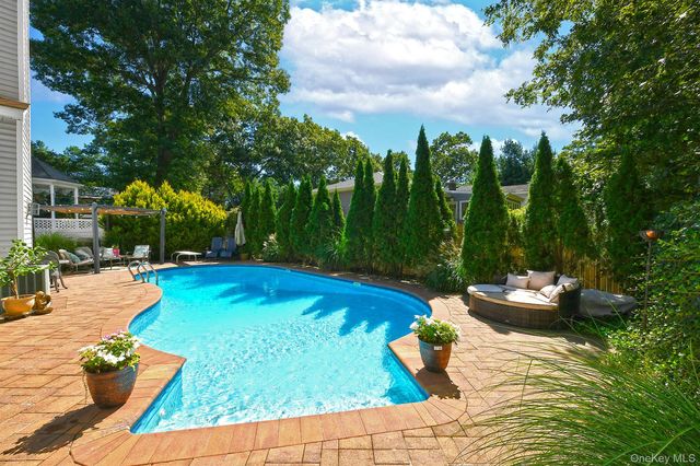 7 Ona Avenue, Dix Hills, NY 11746