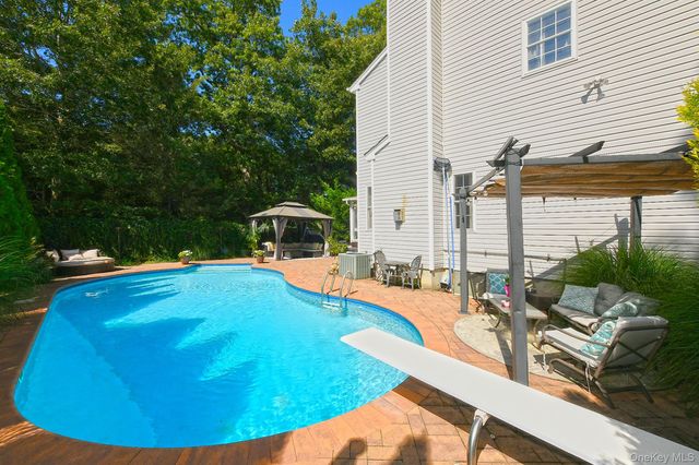 7 Ona Avenue, Dix Hills, NY 11746