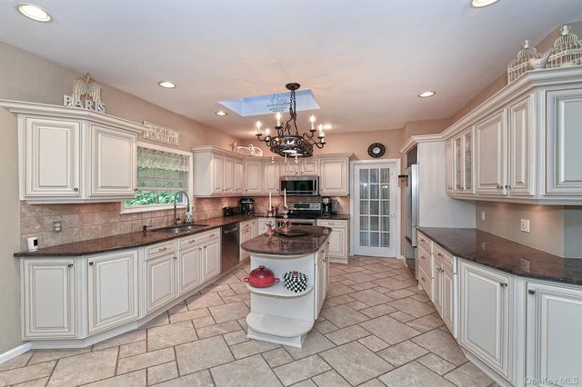 7 Ona Avenue, Dix Hills, NY 11746