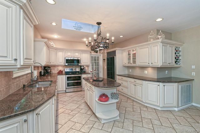 7 Ona Avenue, Dix Hills, NY 11746