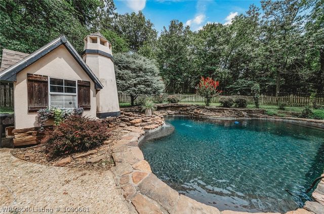 88 Skyview Lane, Fayetteville, AR 72701