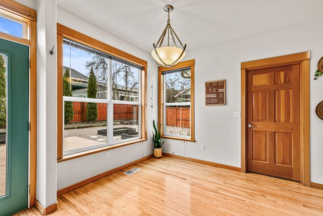 2684 Clay Creek Way, Ashland, OR 97520